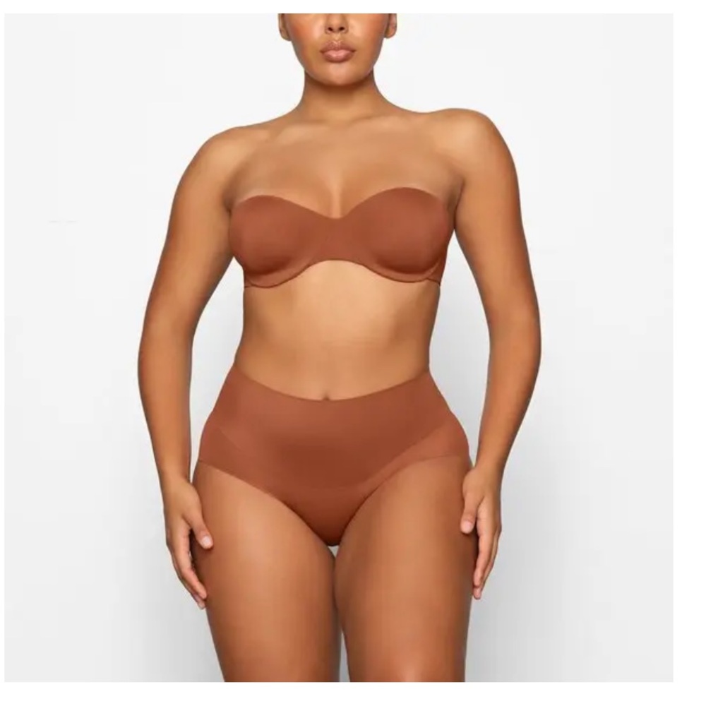 Skims smoothing intimates unlined strapless bra bronze